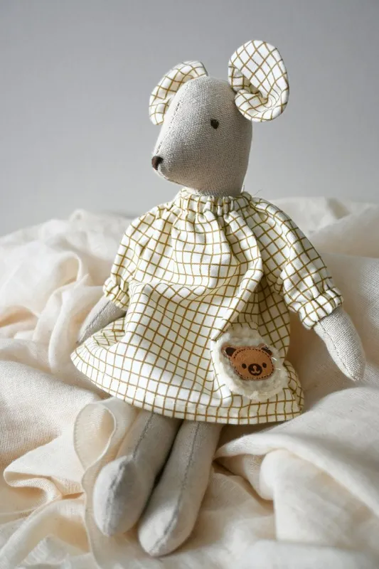 Product: Handcrafted Small Mouse