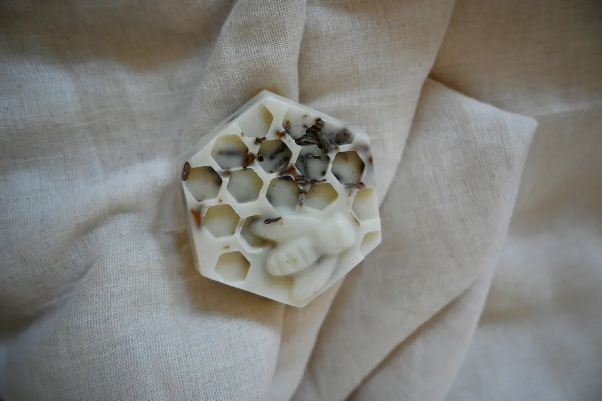 Queen Bee Beeswax Soap Bar 65g | Lavender
